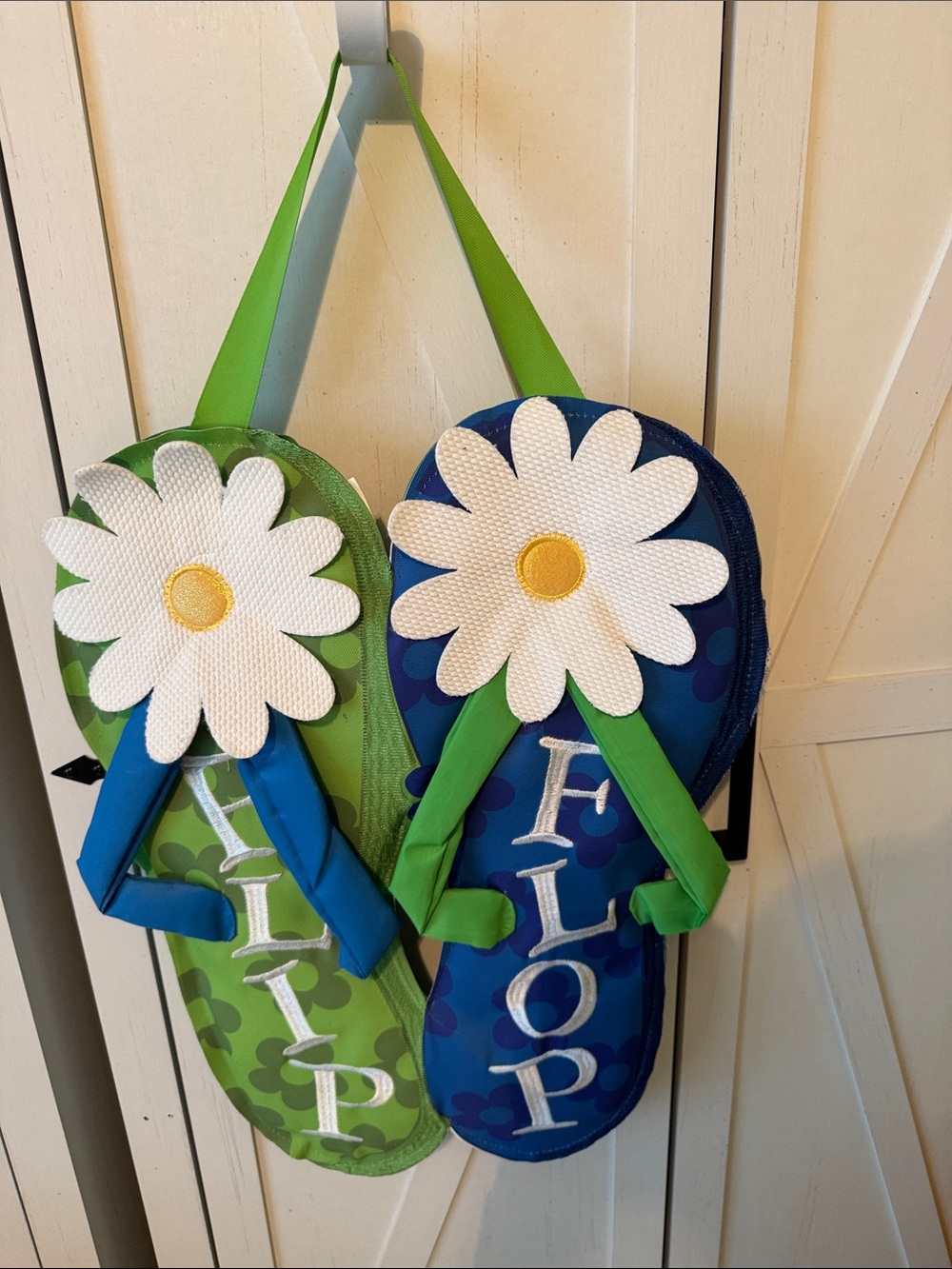 Daisy Flip-Flop Door Hanger - Blue & Green